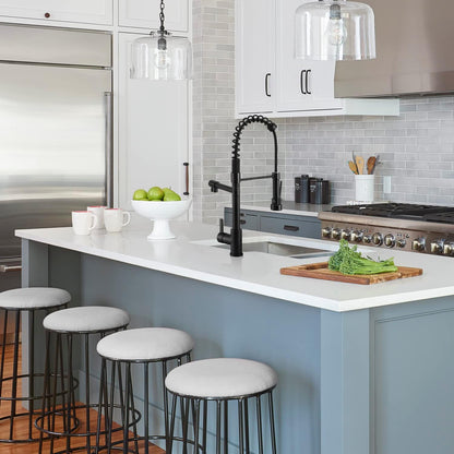 Matt schwarze Küchenarmatur mit herausziehbarem Sprühkopf