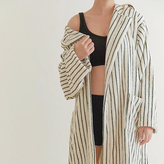 Bequeme gestreifte Baumwoll-Bademantel