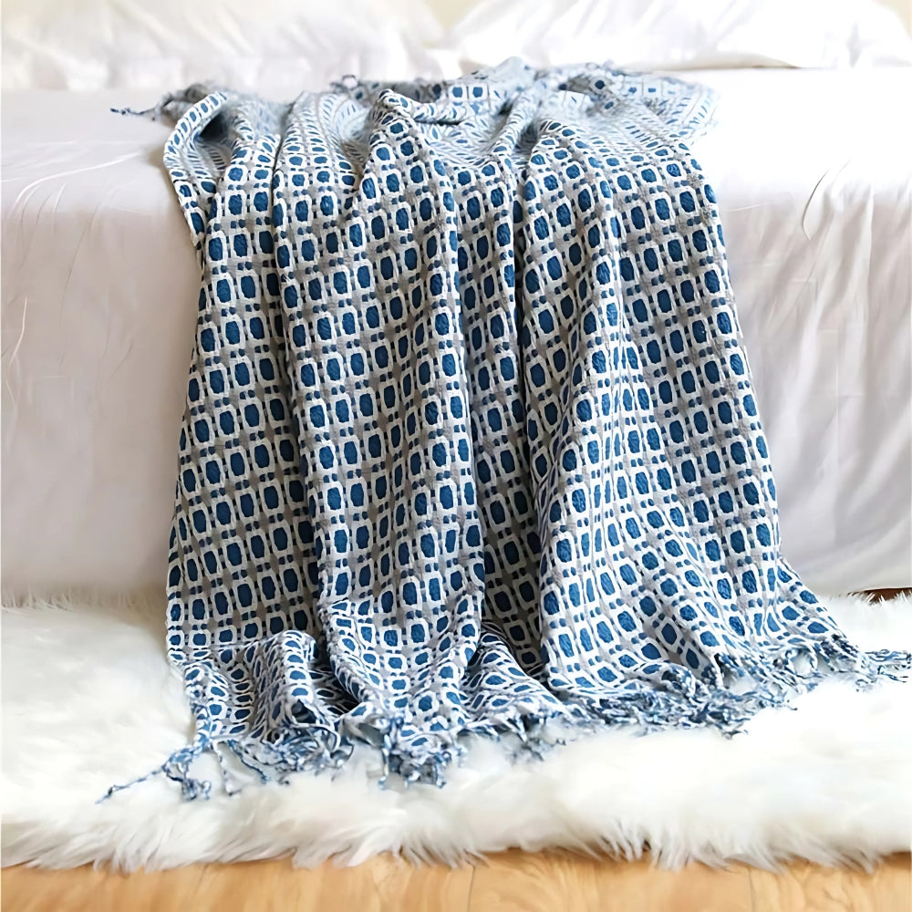 Gestrickte Couchdecke mit Quasten