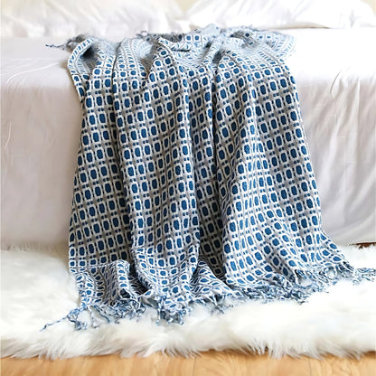 Gestrickte Couchdecke mit Quasten
