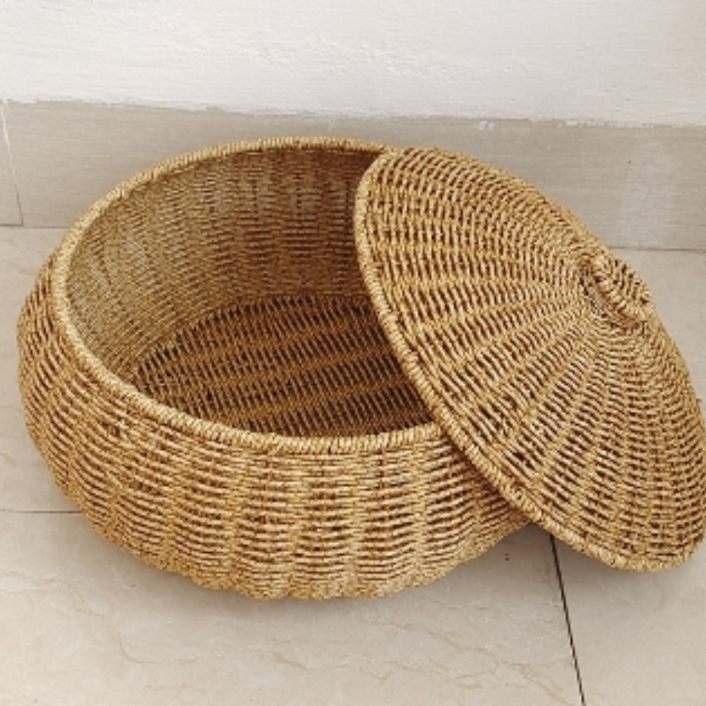 Dome-förmiger gestrickter Rattankorb mit Deckel