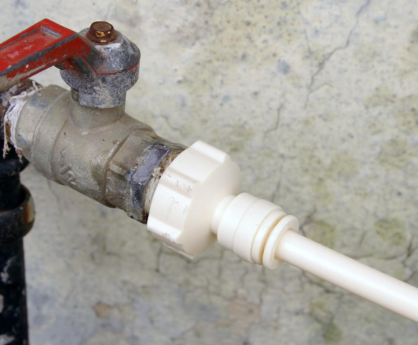 Sprühbewässerungssystem – Wasserschlauch mit Sprühdüsen für kühlende Erfrischung im Garten