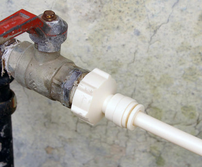 Sprühbewässerungssystem – Wasserschlauch mit Sprühdüsen für kühlende Erfrischung im Garten