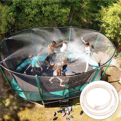 Sprühbewässerungssystem – Wasserschlauch mit Sprühdüsen für kühlende Erfrischung im Garten