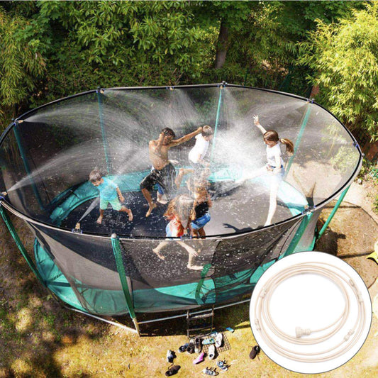 Sprühbewässerungssystem – Wasserschlauch mit Sprühdüsen für kühlende Erfrischung im Garten