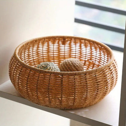 Dome-förmiger gestrickter Rattankorb mit Deckel