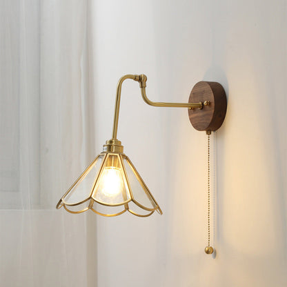 Wandleuchte mit vintage Messing-Glas-Schirm