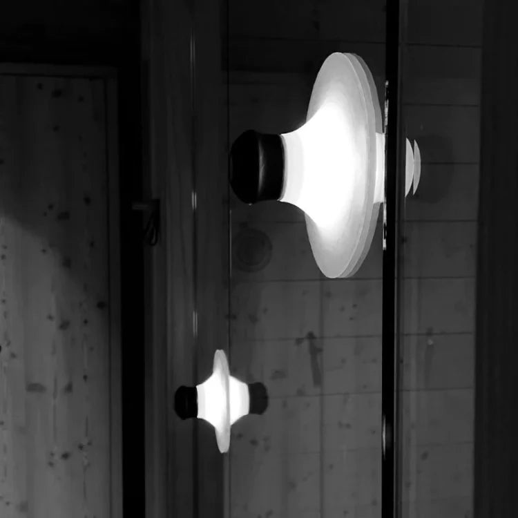 LED-Lampe wiederaufladbar mit Saugnapf – Tragbare und verstellbare Beleuchtung für Innen und Außen