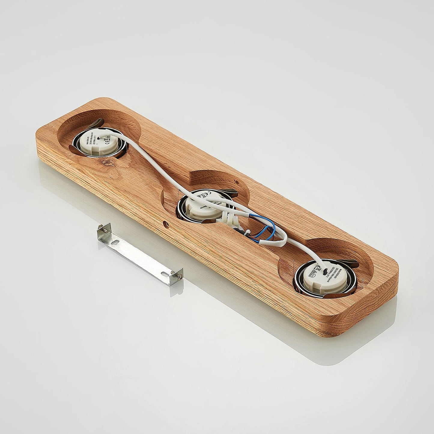 Deckenleuchte mit Holzrahmen und LED-Spots