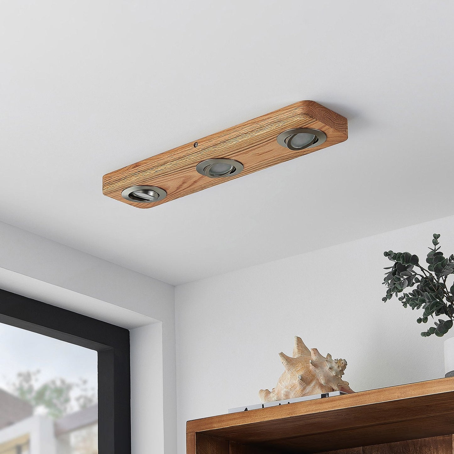 Deckenleuchte mit Holzrahmen und LED-Spots