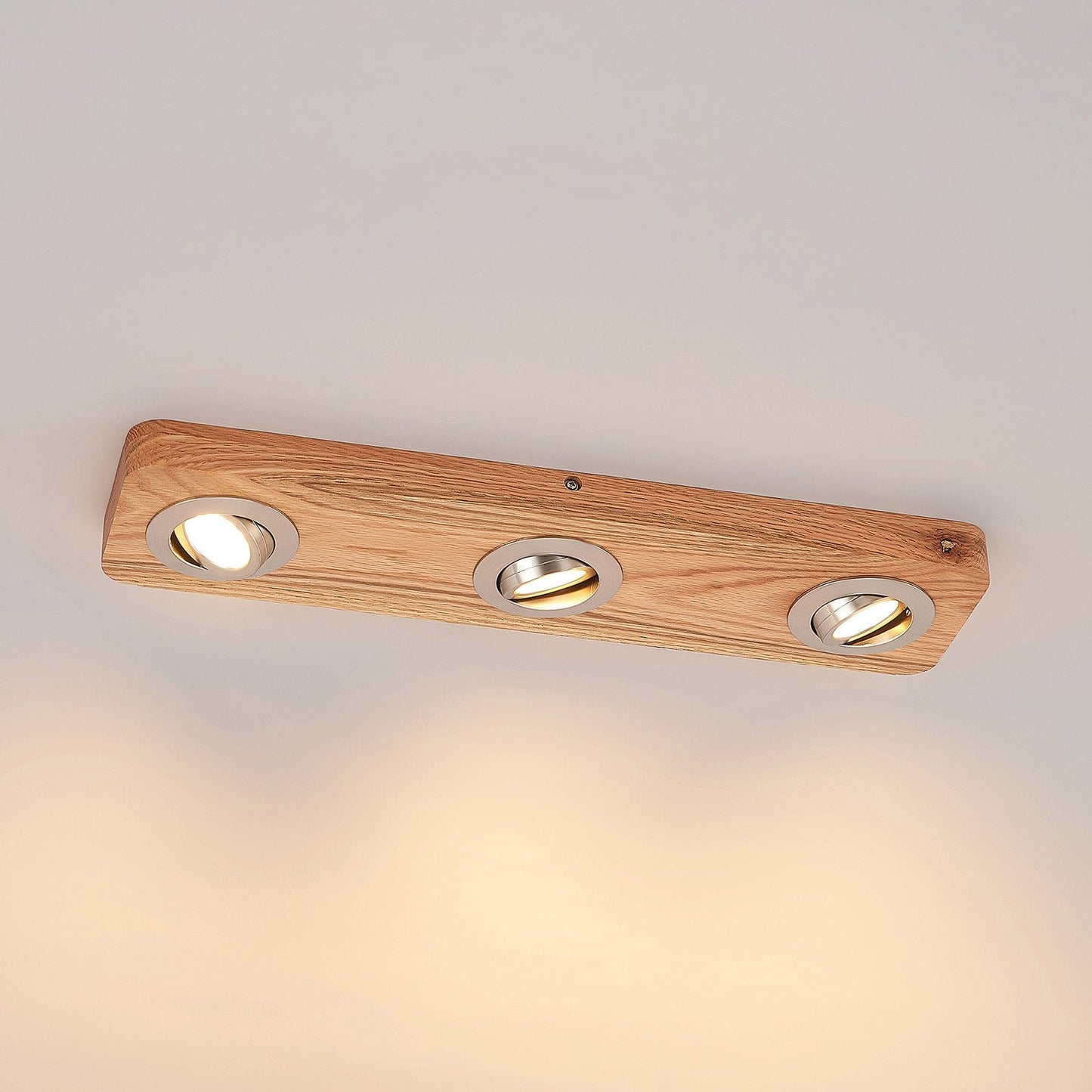 Deckenleuchte mit Holzrahmen und LED-Spots