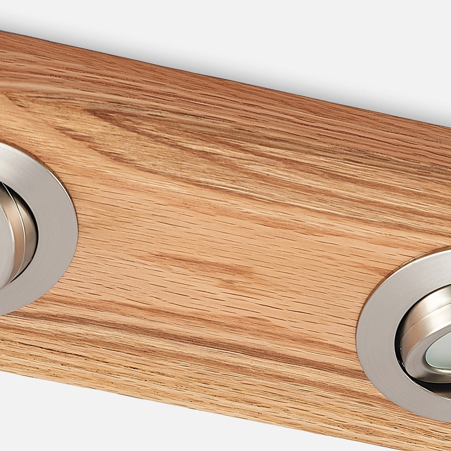 Deckenleuchte mit Holzrahmen und LED-Spots