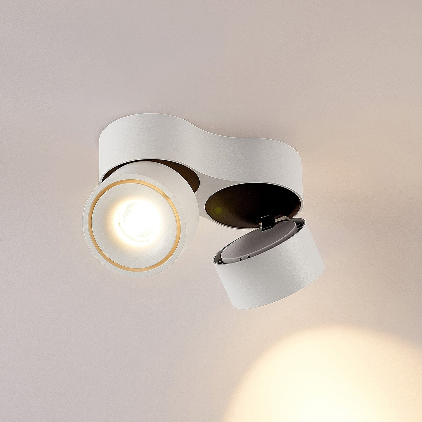 Deckenleuchte mit verstellbaren LED-Strahlern
