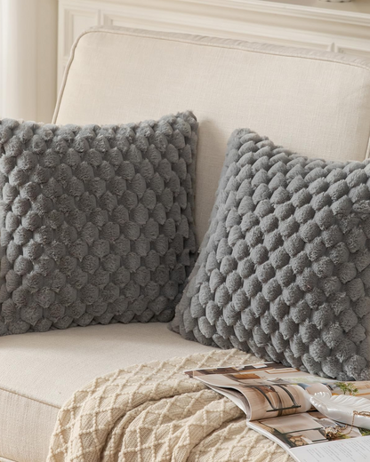 Embrace – Luxuriöses Plüsch-Dekorkissen mit üppiger Textur für eleganten Komfort
