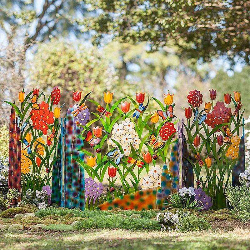 Bunte Gartenzaun Dekoration mit Blumen und Schmetterlingen – Metallzaun für Garten und Terrasse