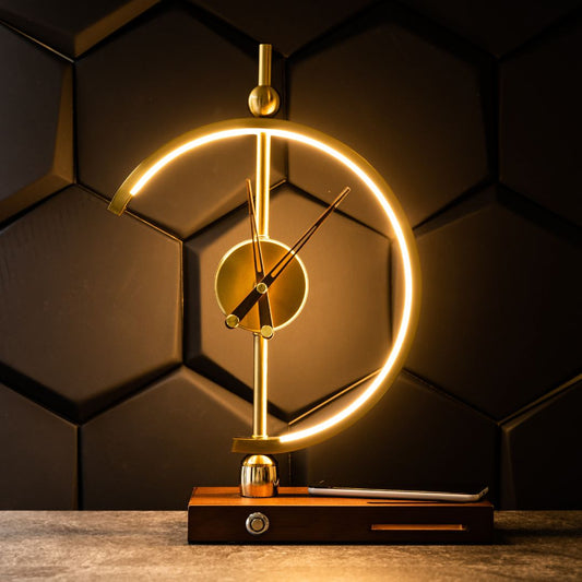 Moderne LED-Schreibtischlampe mit kabelloser Ladestation