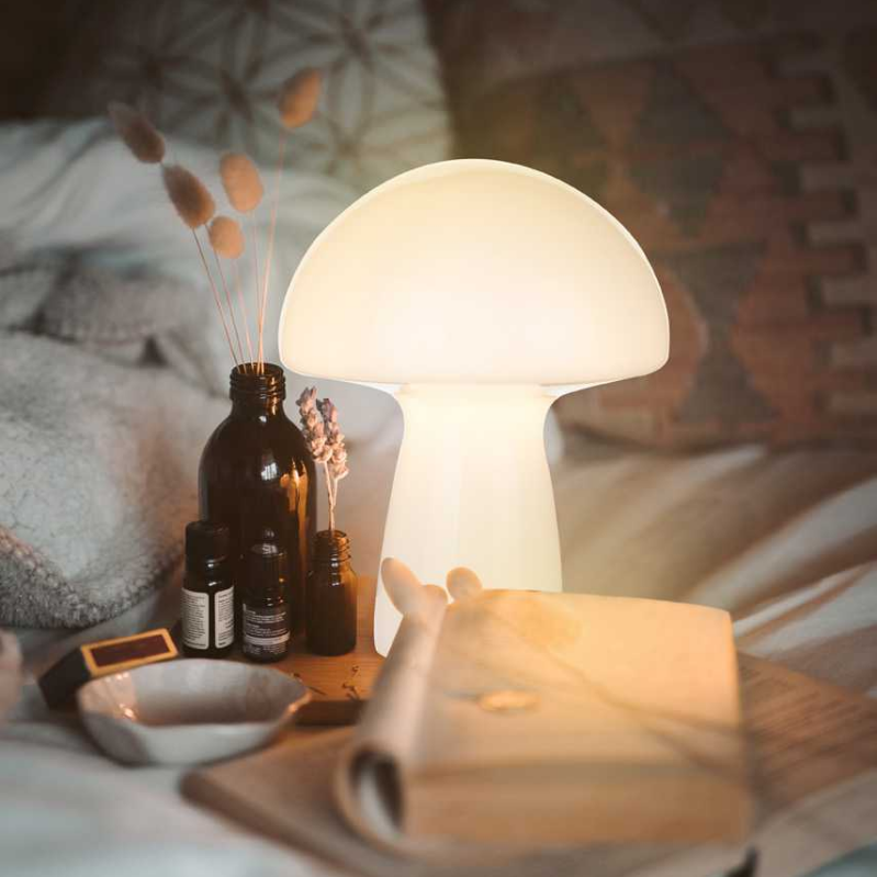 RetroGlow – Charmante Tischlampe im Vintage-Pilzdesign