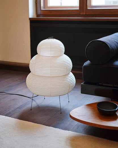 Akari Tischlampe – Japanisch inspiriertes Design aus Maulbeerpapier und Metall