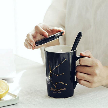 In The Stars Sternzeichen-Kaffeetasse mit Löffel und Deckel