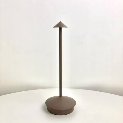 Elegante Tischlampe aus Metall und Glas | DartGlow