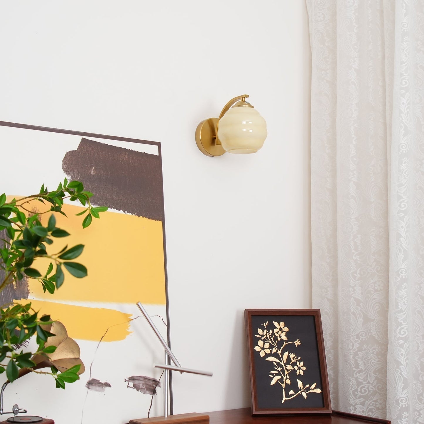 Wandlampe Vintage Art Déco, klassische Eleganz mit Schirm aus weißem Glas