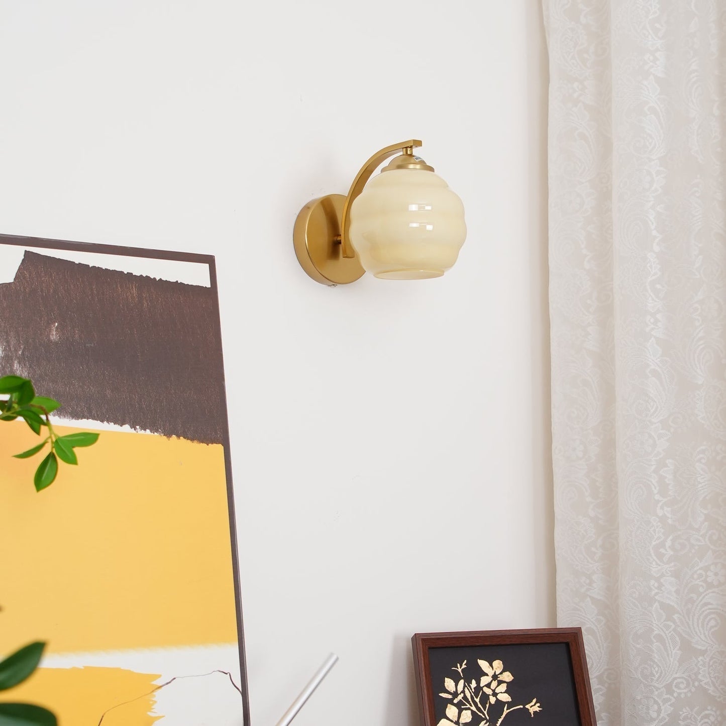 Wandlampe Vintage Art Déco, klassische Eleganz mit Schirm aus weißem Glas