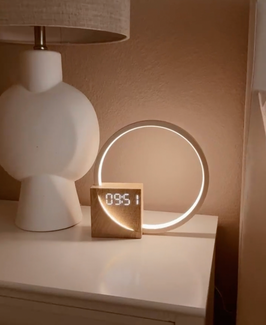 Garduru - Wecker mit dimmbarer Touchlampe, Ladegerät und vielen anderen Funktionen, Weihnachtsgeschenk
