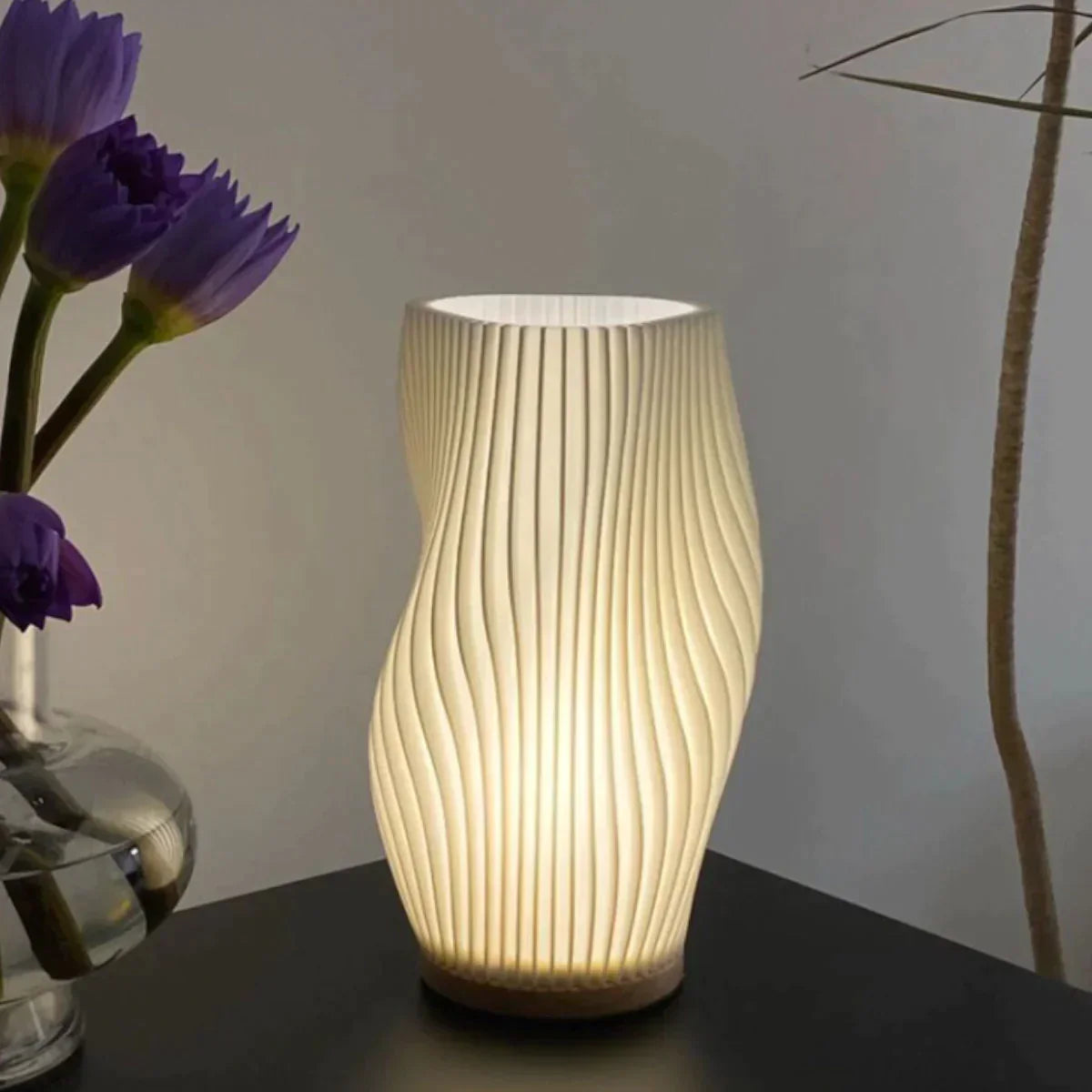 Lampe Serene Wavecrest - Zeitgenössische Eleganz mit dimmbarem USB