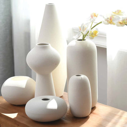 Handgefertigte Keramikvase Blanche, eleganter weißer Dekor mit Ring-Skulptur