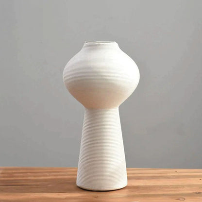 Handgefertigte Keramikvase Blanche, eleganter weißer Dekor mit Ring-Skulptur