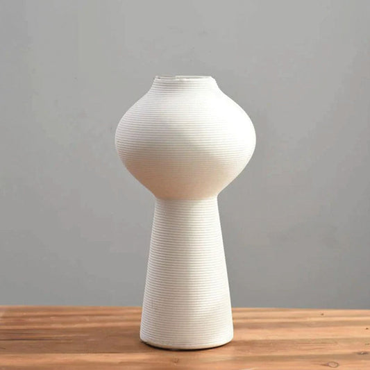 Handgefertigte Keramikvase Blanche, eleganter weißer Dekor mit Ring-Skulptur