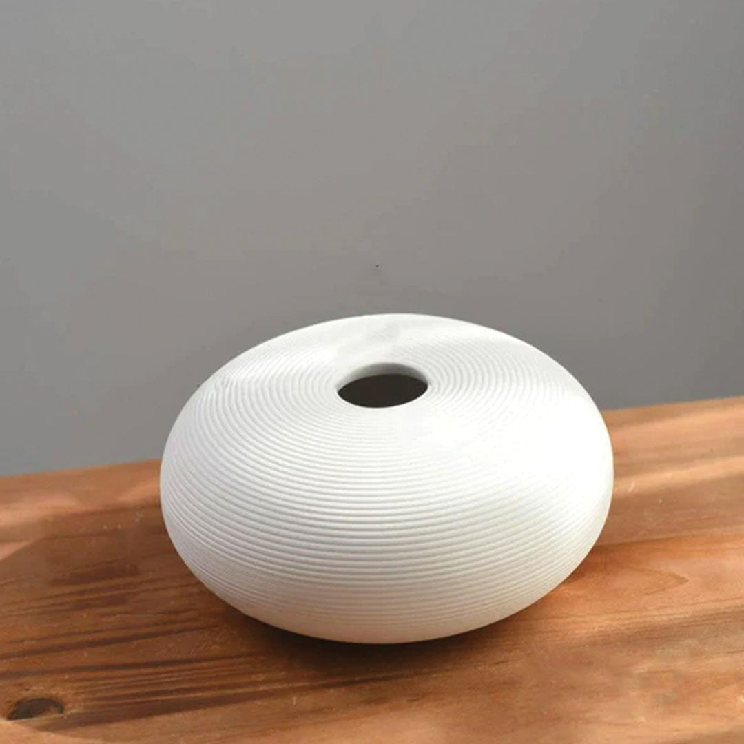Handgefertigte Keramikvase Blanche, eleganter weißer Dekor mit Ring-Skulptur