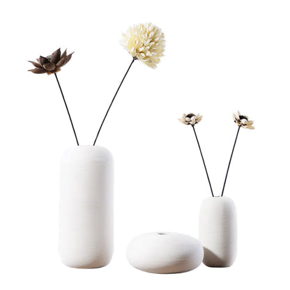 Handgefertigte Keramikvase Blanche, eleganter weißer Dekor mit Ring-Skulptur