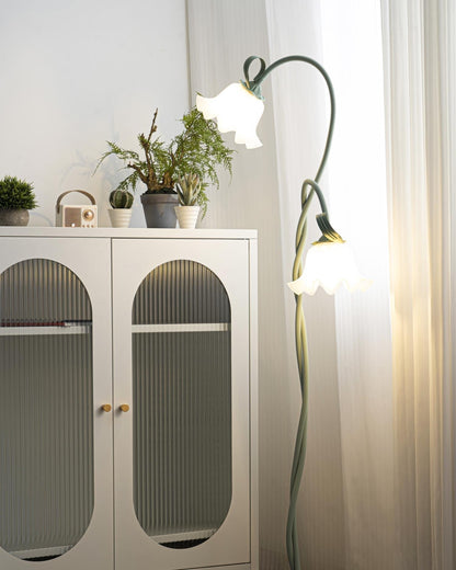 Stehlampe Calla Flowers – Elegante Beleuchtung mit weißen Blumen und raffiniertem Design