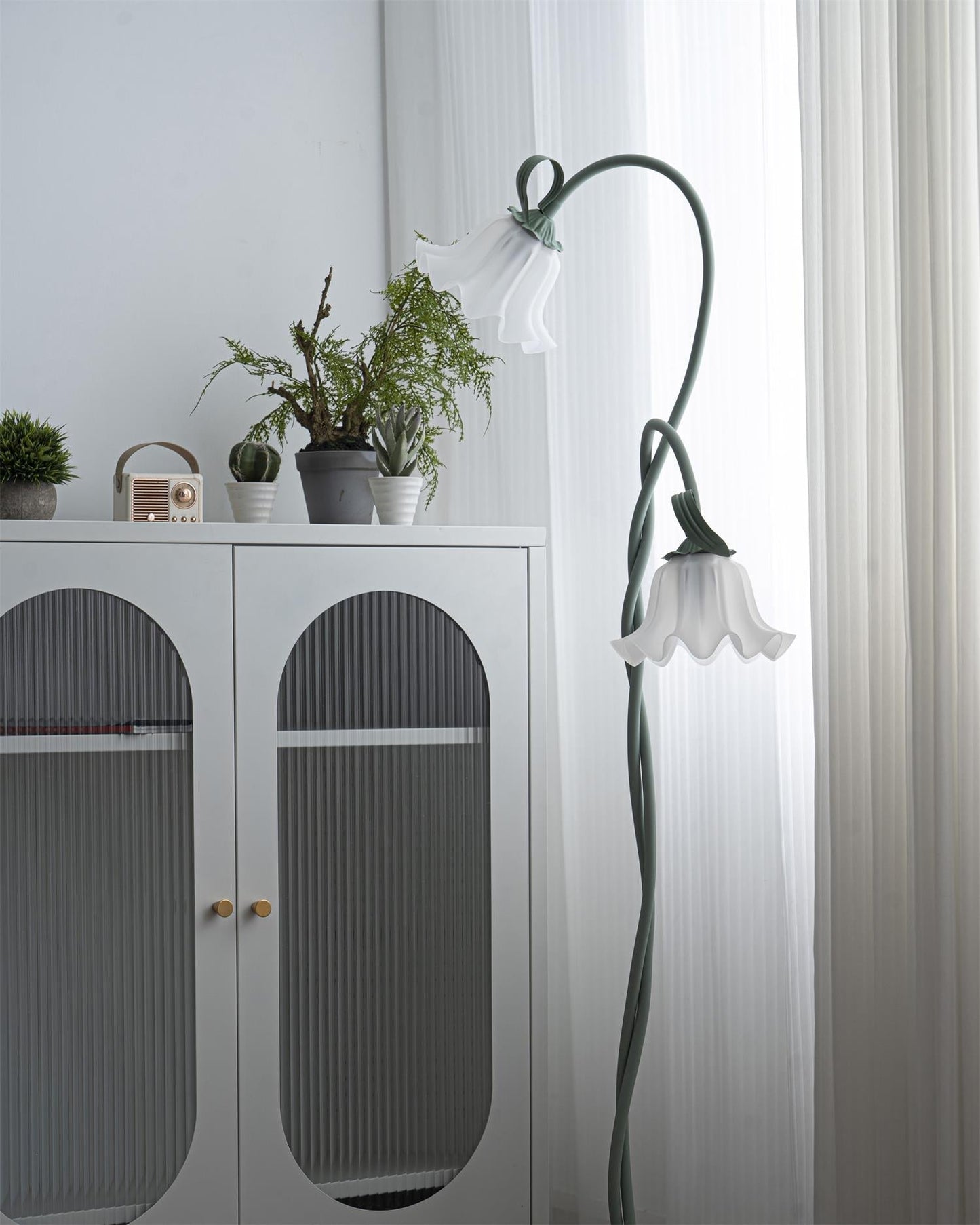 Stehlampe Calla Flowers – Elegante Beleuchtung mit weißen Blumen und raffiniertem Design