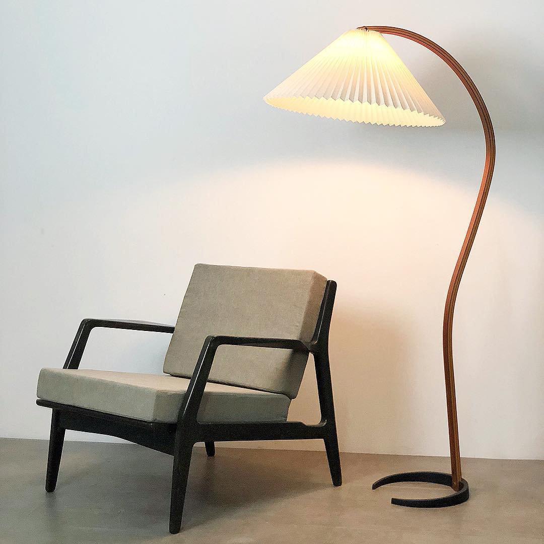 Garduru Stehleuchte im Caprani Design | LED Beleuchtung | Modernes Holz-Look | Elegante Wohnraum-Deko