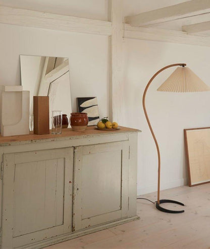 Garduru Stehleuchte im Caprani Design | LED Beleuchtung | Modernes Holz-Look | Elegante Wohnraum-Deko