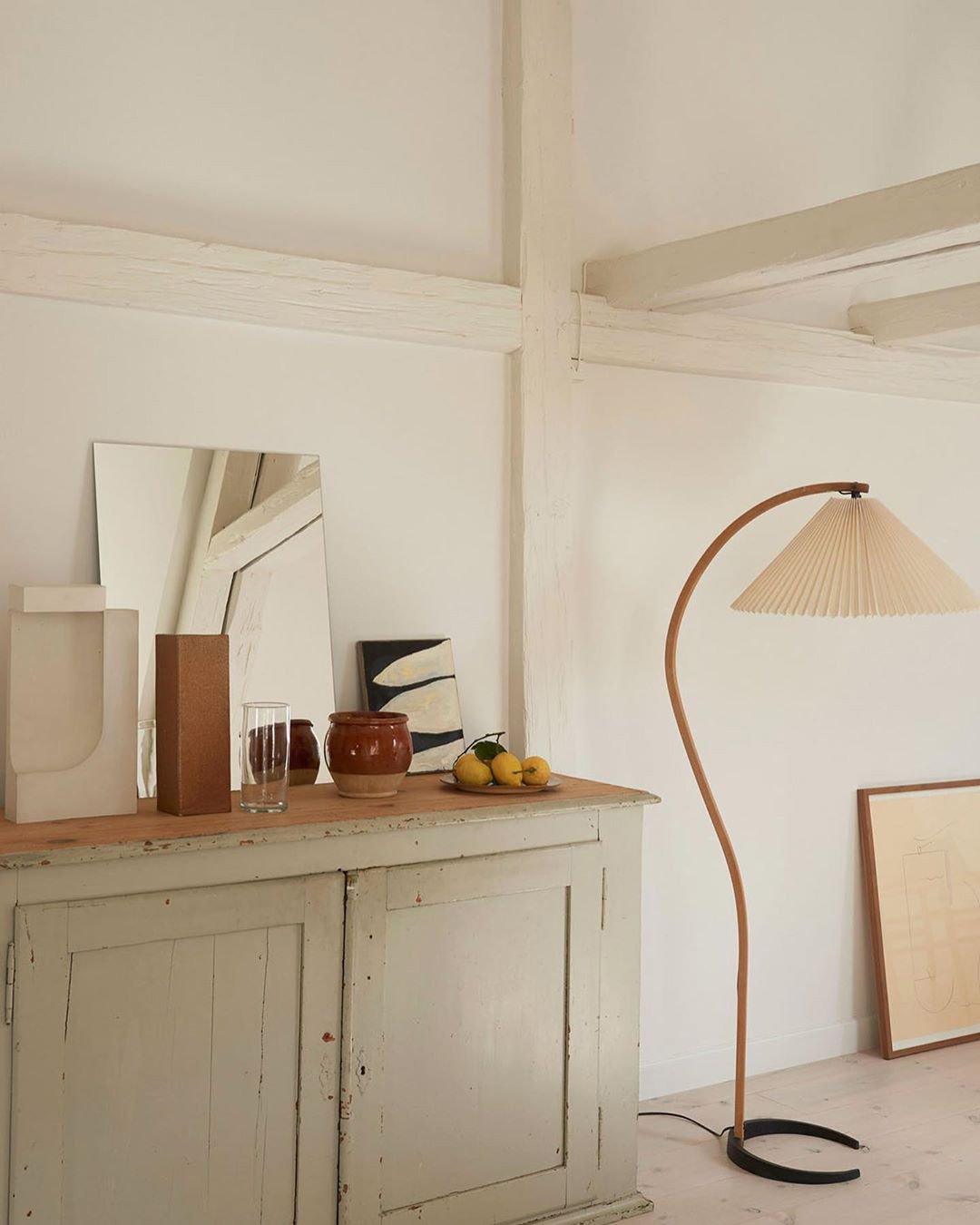 Garduru Stehleuchte im Caprani Design | LED Beleuchtung | Modernes Holz-Look | Elegante Wohnraum-Deko