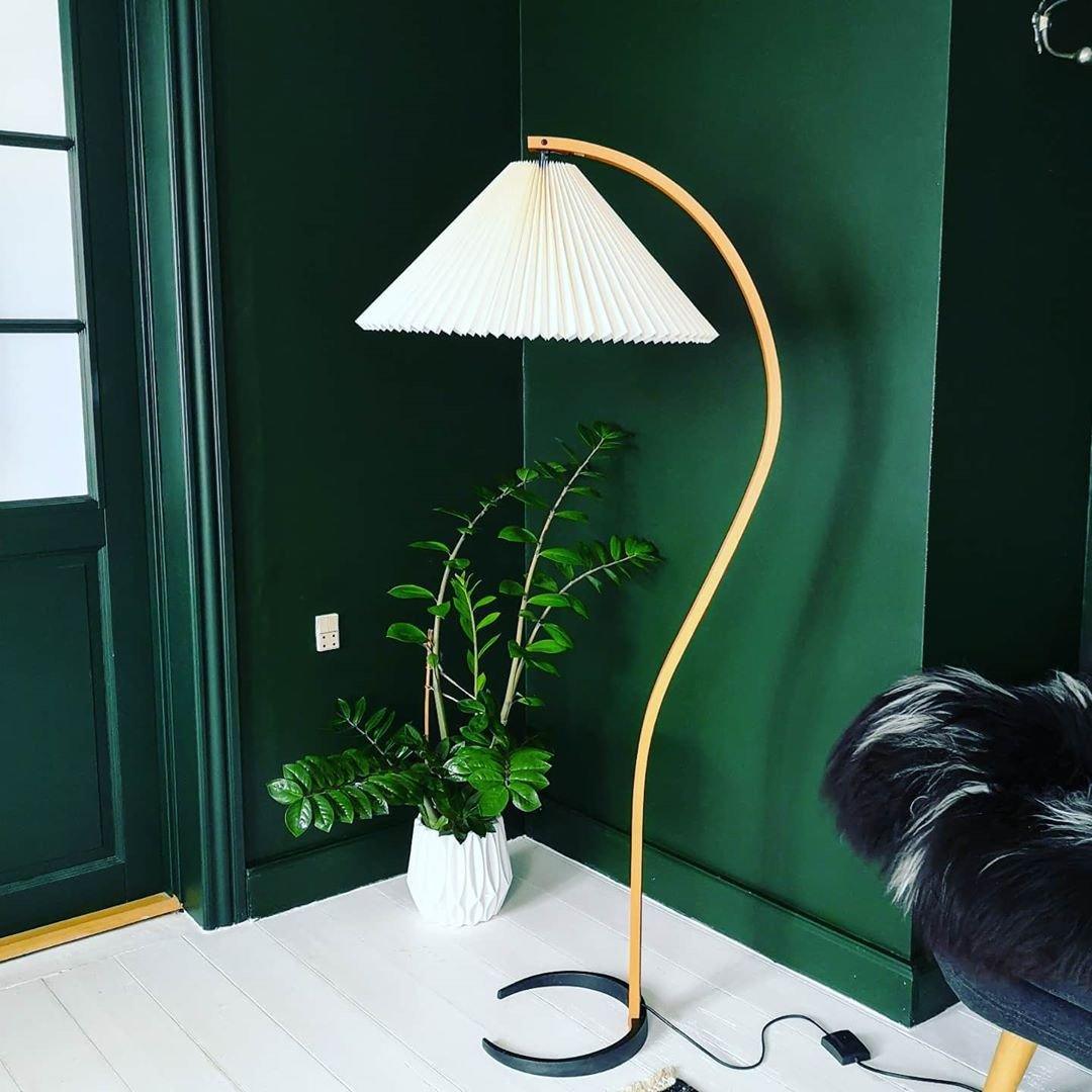 Garduru Stehleuchte im Caprani Design | LED Beleuchtung | Modernes Holz-Look | Elegante Wohnraum-Deko