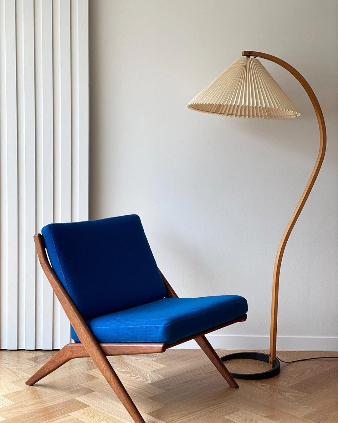 Garduru Stehleuchte im Caprani Design | LED Beleuchtung | Modernes Holz-Look | Elegante Wohnraum-Deko