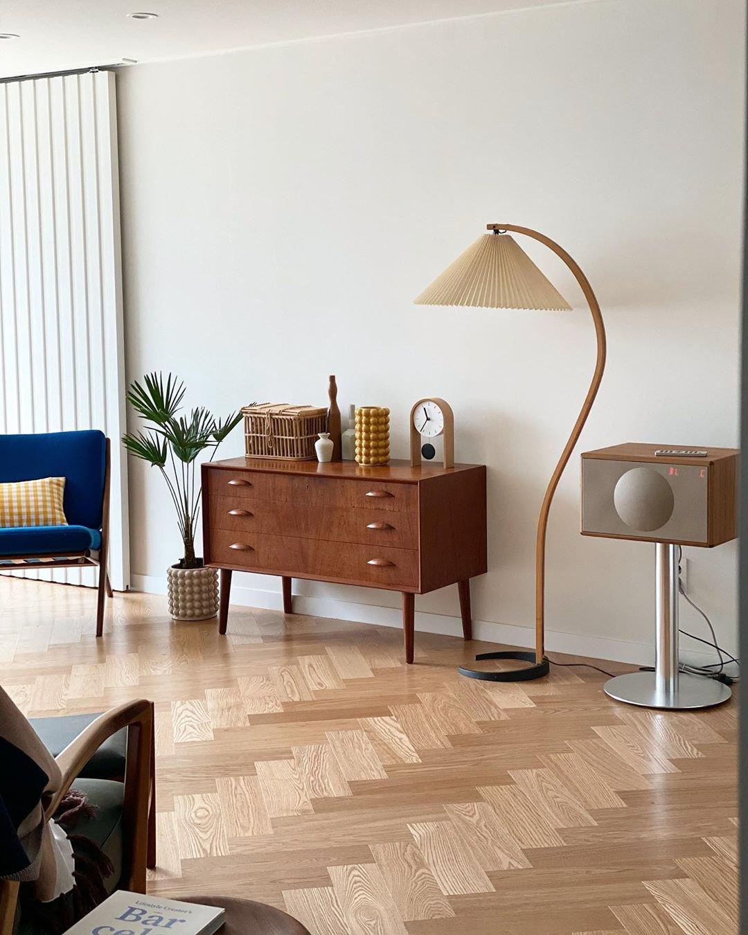 Garduru Stehleuchte im Caprani Design | LED Beleuchtung | Modernes Holz-Look | Elegante Wohnraum-Deko