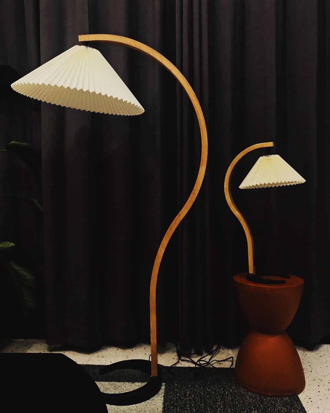 Garduru Stehleuchte im Caprani Design | LED Beleuchtung | Modernes Holz-Look | Elegante Wohnraum-Deko
