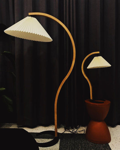 Garduru Stehleuchte im Caprani Design | LED Beleuchtung | Modernes Holz-Look | Elegante Wohnraum-Deko