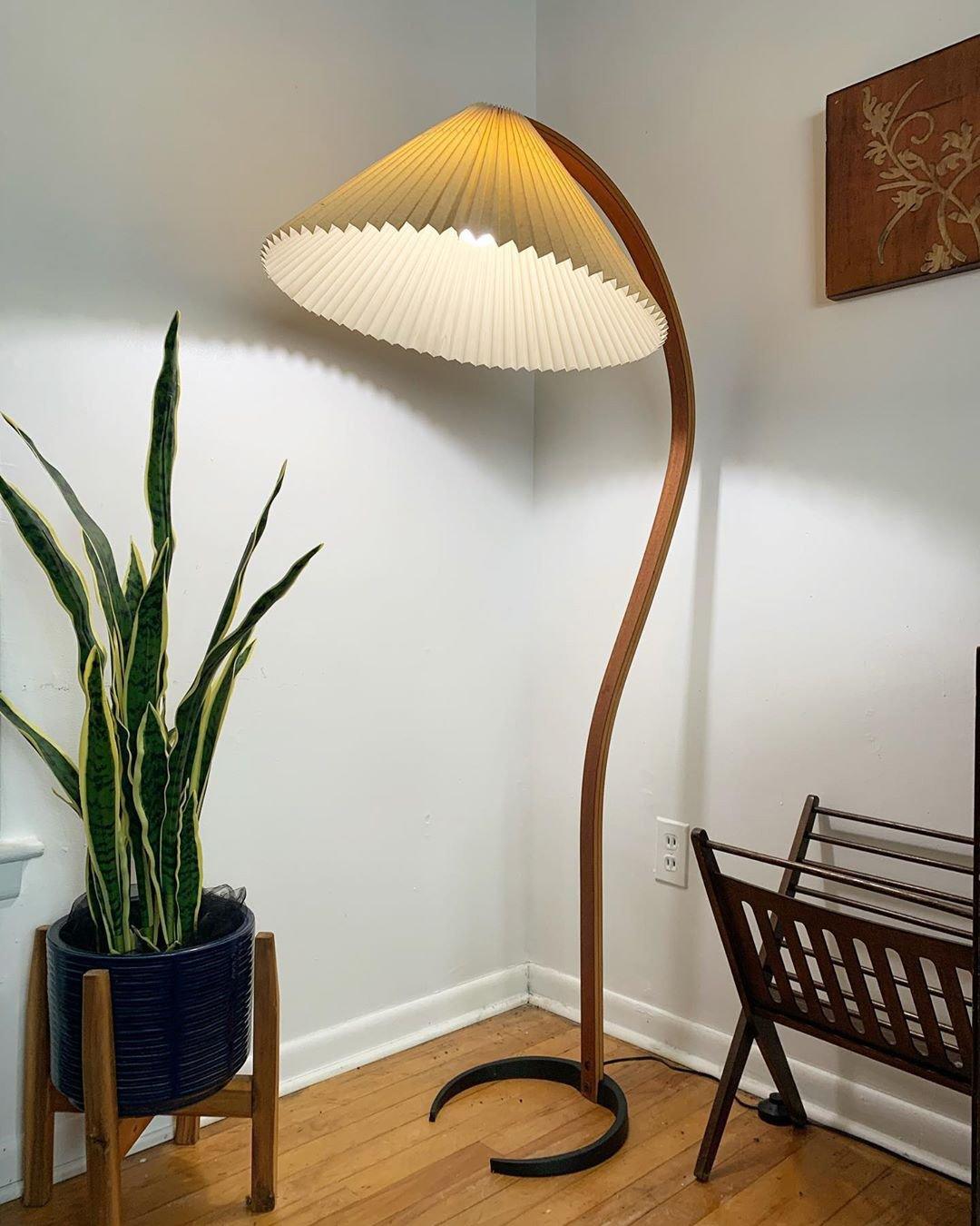 Garduru Stehleuchte im Caprani Design | LED Beleuchtung | Modernes Holz-Look | Elegante Wohnraum-Deko