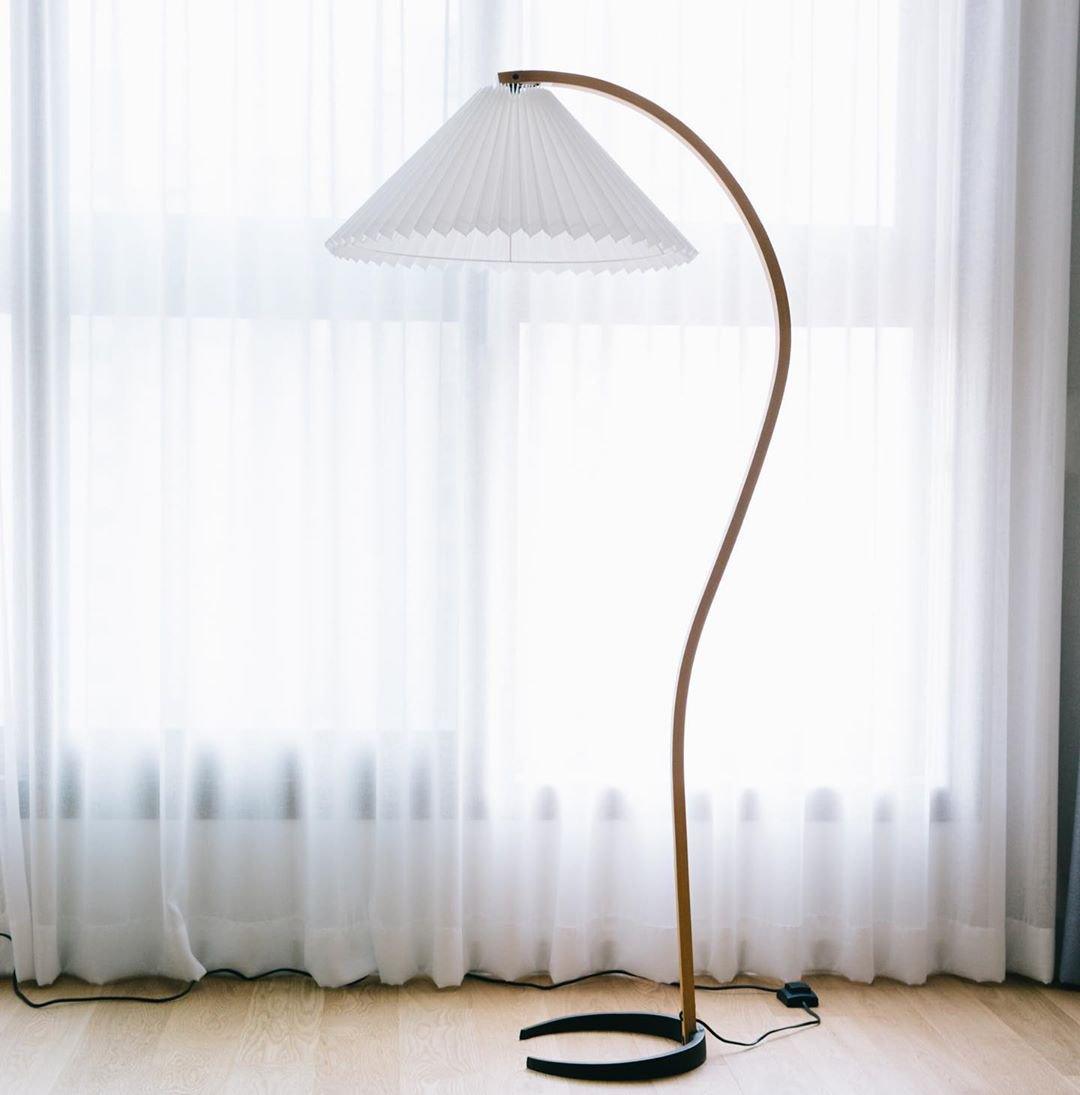 Garduru Stehleuchte im Caprani Design | LED Beleuchtung | Modernes Holz-Look | Elegante Wohnraum-Deko