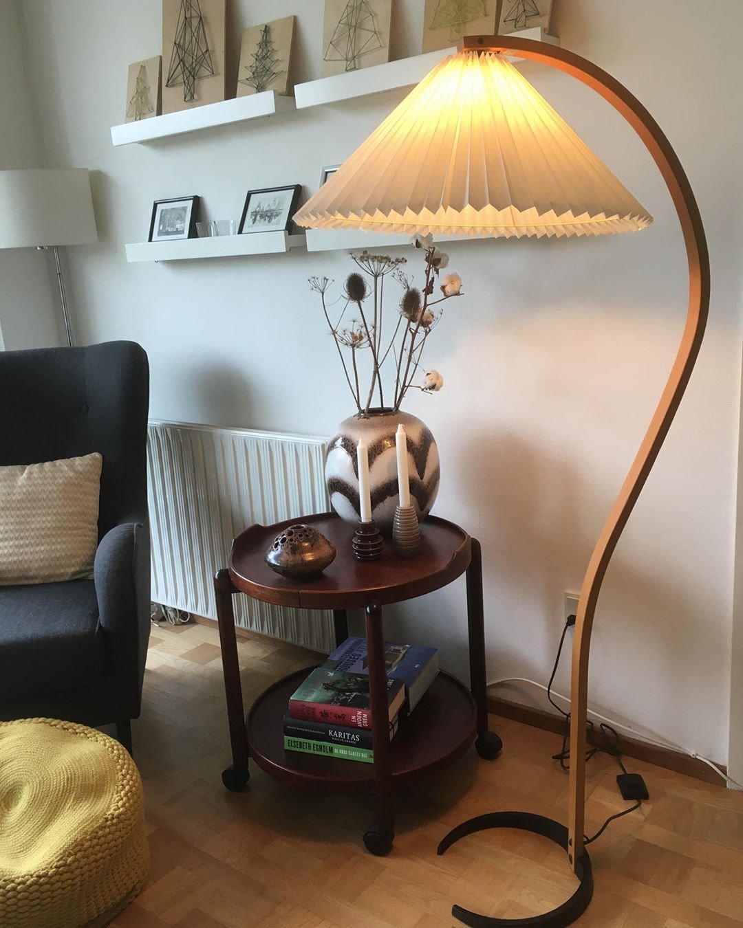 Garduru Stehleuchte im Caprani Design | LED Beleuchtung | Modernes Holz-Look | Elegante Wohnraum-Deko