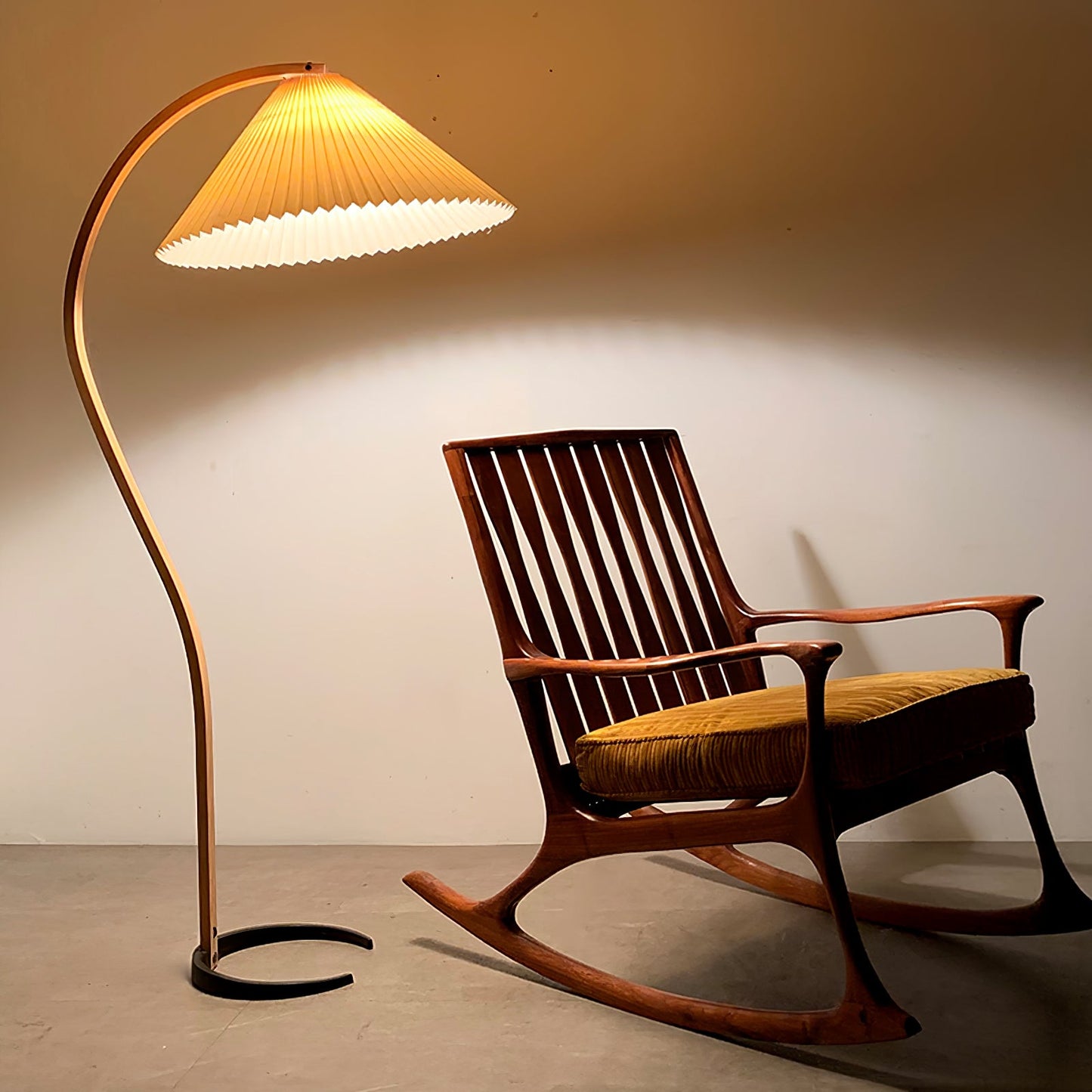 Garduru Stehleuchte im Caprani Design | LED Beleuchtung | Modernes Holz-Look | Elegante Wohnraum-Deko
