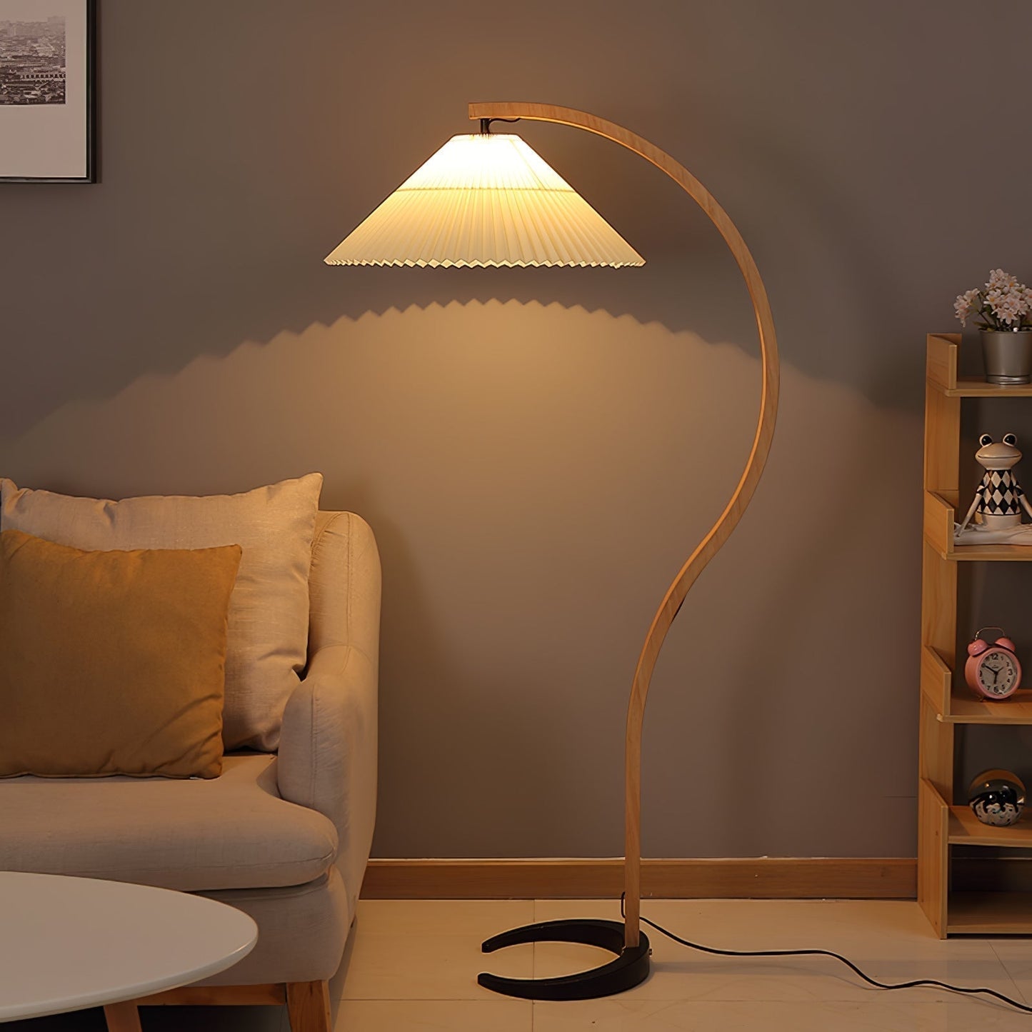 Garduru Stehleuchte im Caprani Design | LED Beleuchtung | Modernes Holz-Look | Elegante Wohnraum-Deko