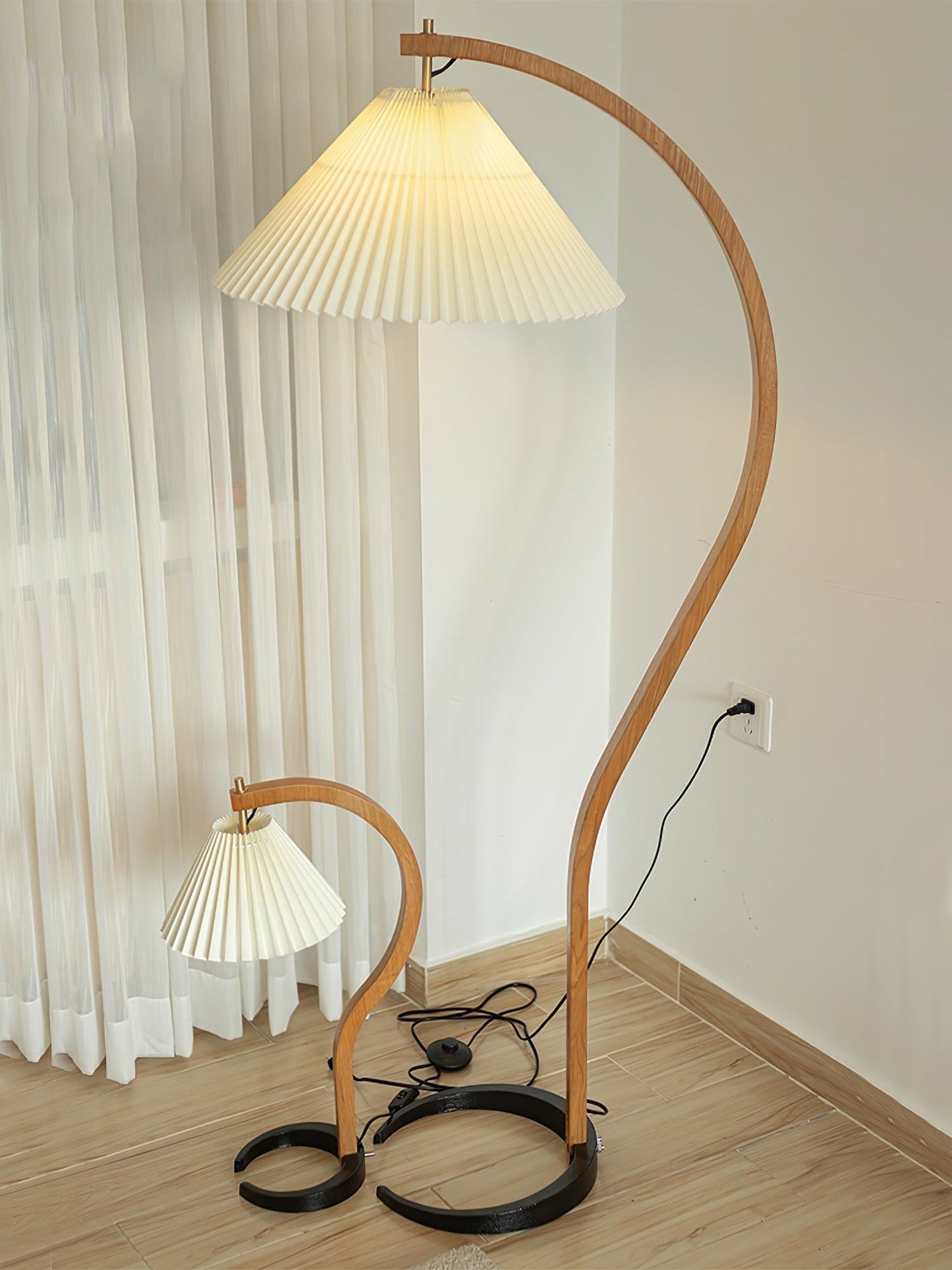 Garduru Stehleuchte im Caprani Design | LED Beleuchtung | Modernes Holz-Look | Elegante Wohnraum-Deko