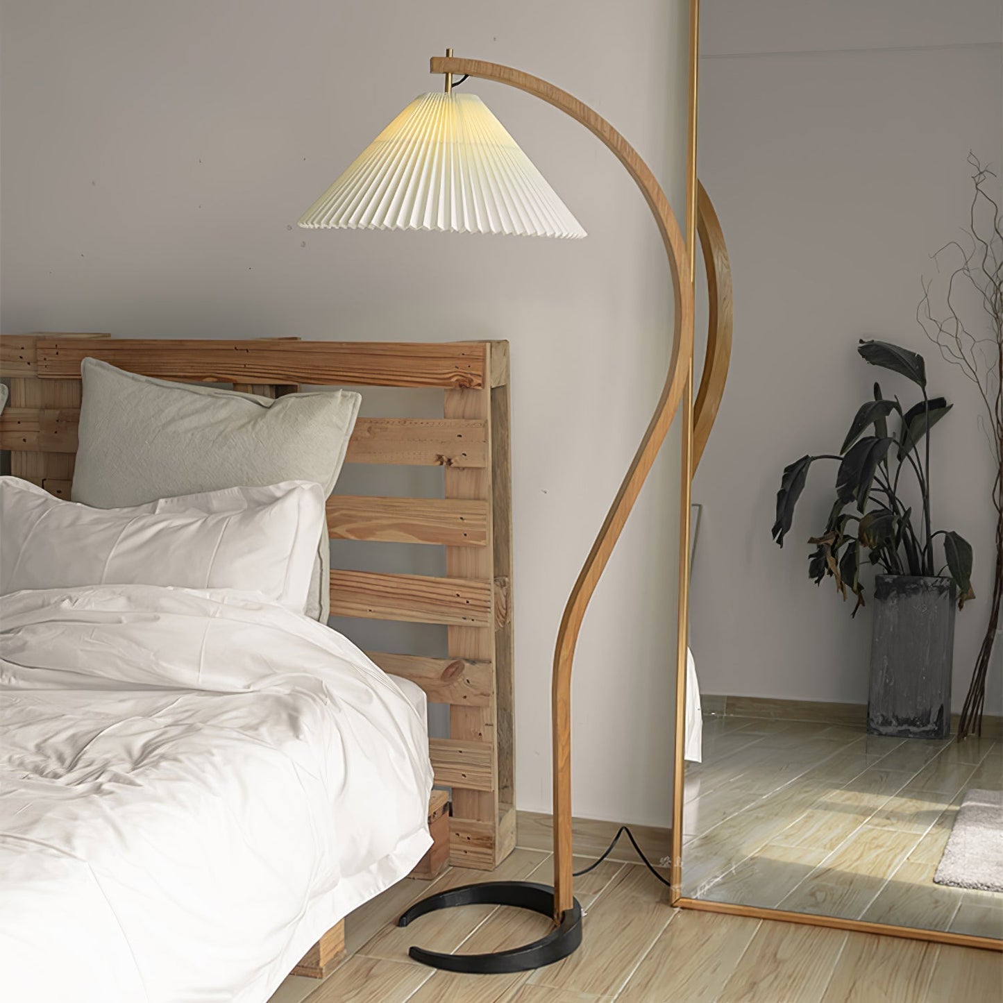 Garduru Stehleuchte im Caprani Design | LED Beleuchtung | Modernes Holz-Look | Elegante Wohnraum-Deko
